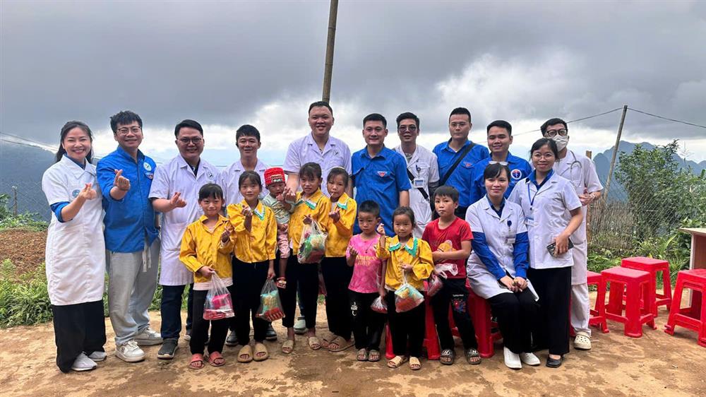 ĐOÀN THANH NIÊN BVĐK ĐỨC GIANG PHỐI HỢP ĐOÀN THANH NIÊN SỞ Y TẾ HÀ NỘI KHÁM BỆNH THIỆN NGUYỆN TRAO YÊU THƯƠNG TẠI CAO BẰNG 